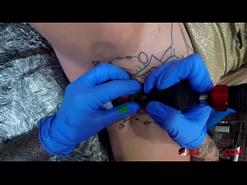 ❤️ Extreem getatoeëerde hottie Sully Savage kreeg een tatoeage op haar clitoris ❤❌ Harde porno at us ❌️ ❌️❤